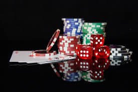 Người dùng Việt Nam chơi game slot trên điện thoại di động tại nhà